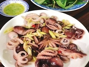 Bạch tuộc hấp sả　（タコのレモングラス蒸し）