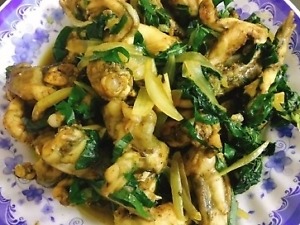 Ếch xào lá lốt　（ヒハツとカエル炒め）
