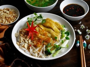 Phở Má Đùi gà Trộn