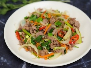 Bò xào cần tỏi